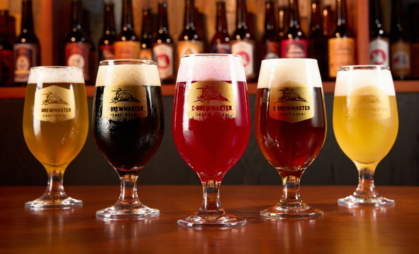 Các ly bia C-Brewmaster trên quầy