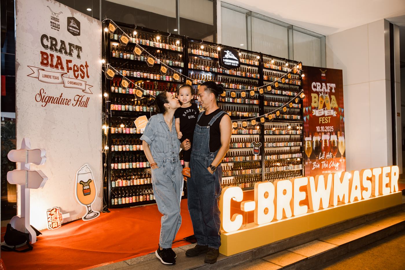 Check-in, mũ cao bồi & tường bia