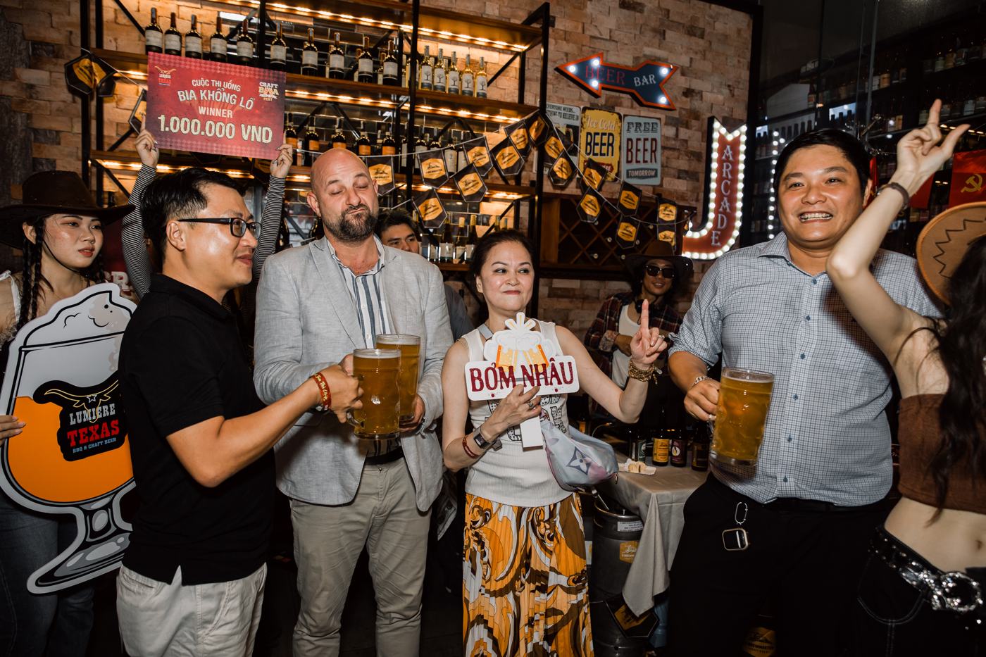Khách cụng ly bia lớn