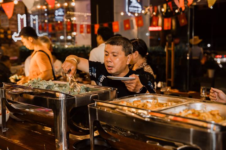 Khách lấy buffet