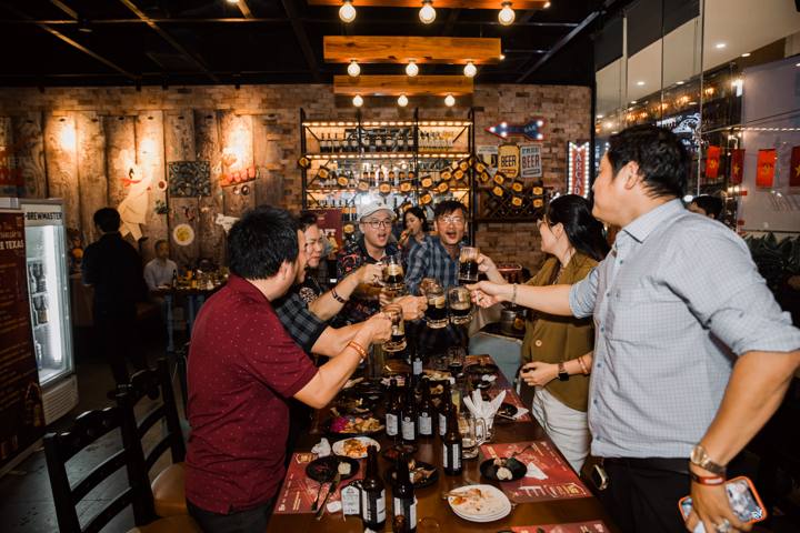 Bàn khách cụng ly