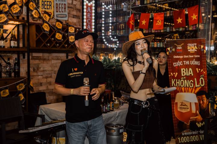 MC và PG trên sân khấu