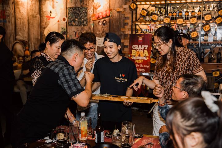Khách vui cùng đội ngũ